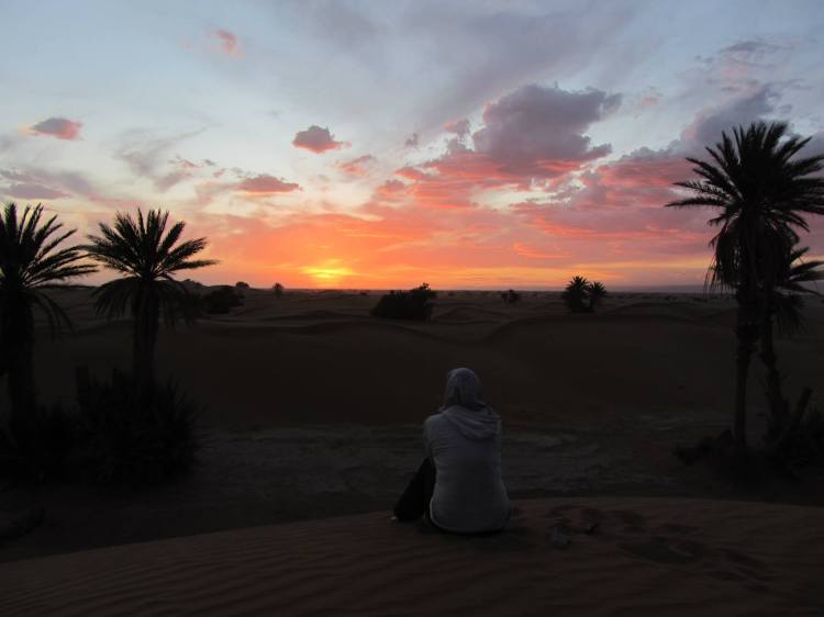 coucher du soleil dans le désert
