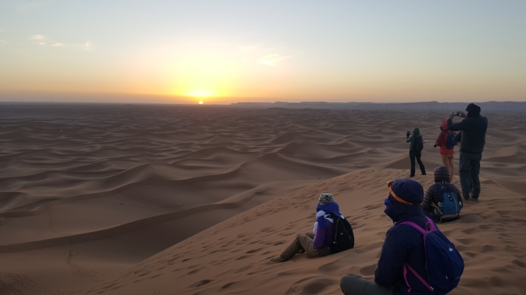 lever du soleil dans le désert